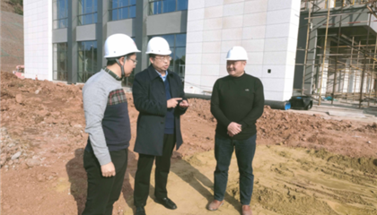 遂寧興業(yè)集團黨委副書記、監(jiān)事會主席、工會主席石鎮(zhèn)槐深入遂寧市興學(xué)商務(wù)中心項目、公共衛(wèi)生臨床醫(yī)療中心一期項目進行實地巡查